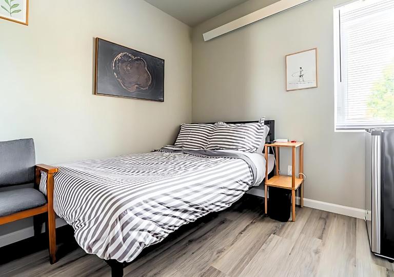 Cozy Micro Suite Unit 12 Sleeps 2 Minutes to Downtown - B&B Tacoma