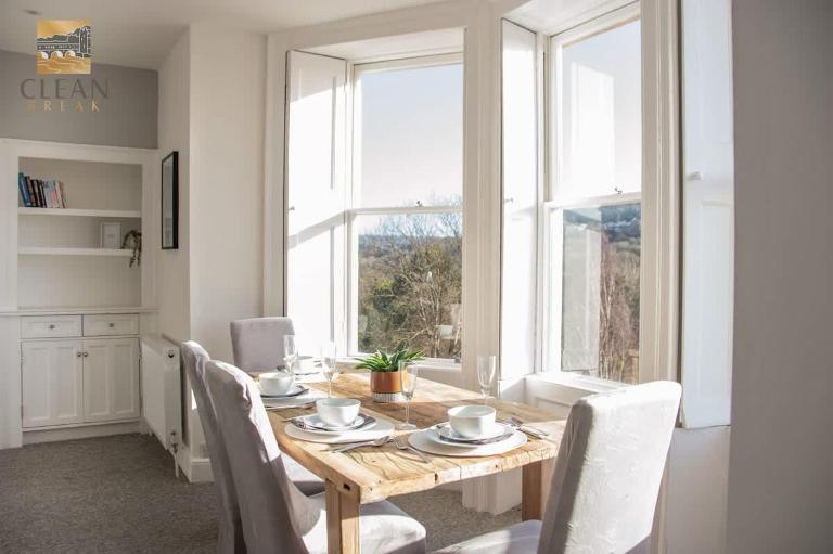 Elegant Top Floor Period Apartment with Parking - B&B Bath