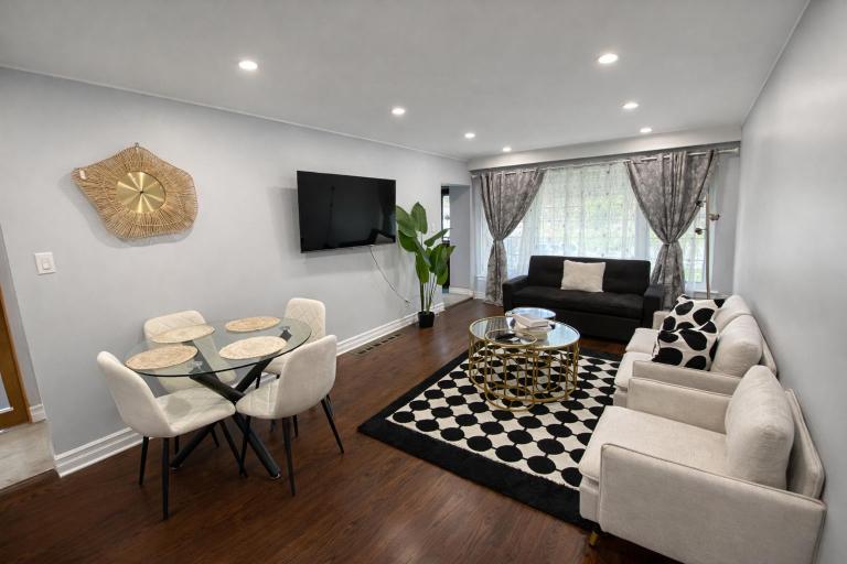 Renovated 3 Bedroom Bungalow in North York with Backyard Patio and Volleyball - Near Rogers Stadium and TTC Subway - Great for Families, Groups & Work Stays! - B&B Toronto