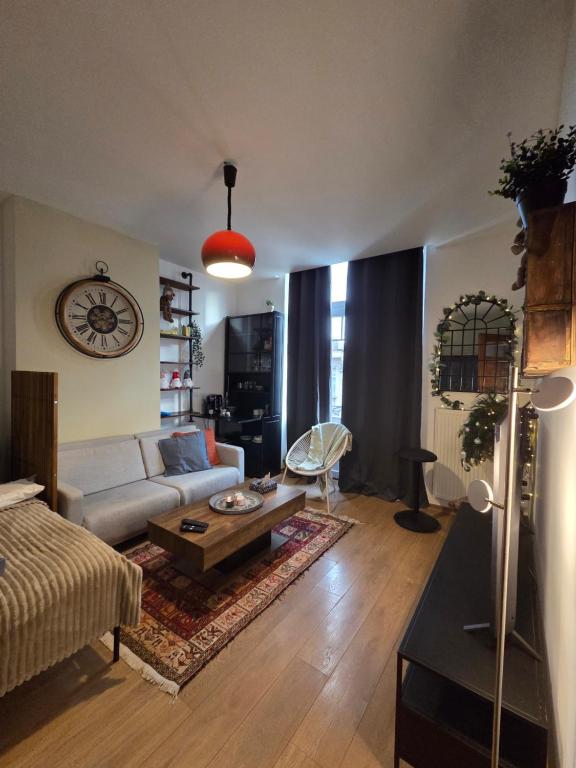 Pb155, balcony with street view - Bed and Breakfast Brussel