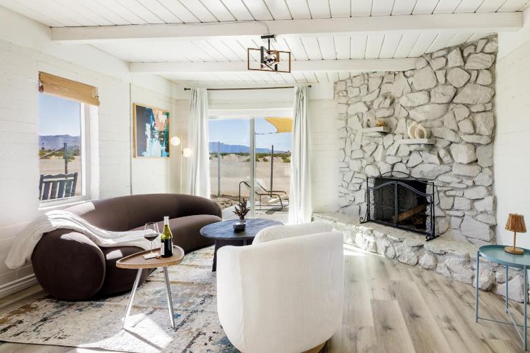 Mid-Century Magic with Mountain Views - B&B Twentynine Palms