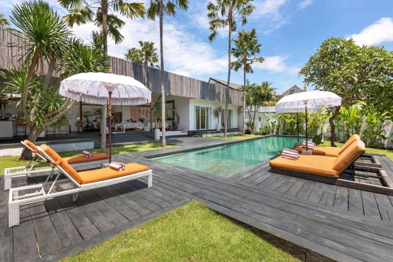 Villa Ikebana - Trendy 5BR Spacious Villa with Rice Field Views, Large Pool, and 5 Minutes to Canggu - Bed and Breakfast Kerobokan