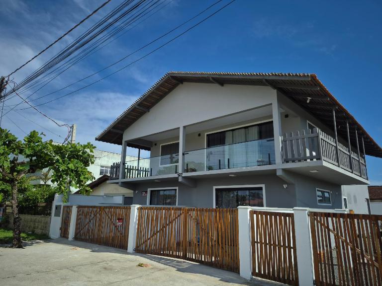 Quarto triplo solteiros Nereidas bwc compartilhado - B&B Guaratuba