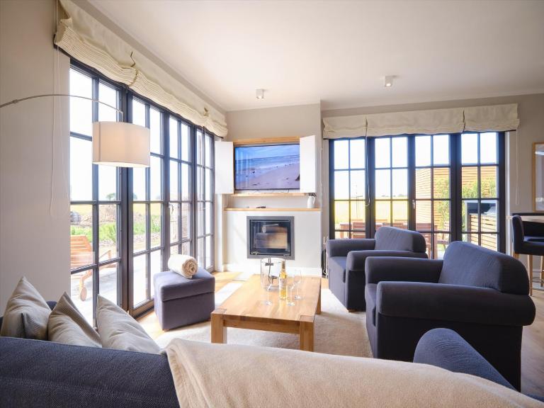 Reetland am Meer - LuxusPlus Reetdachvilla mit 4 Schlafzimmern, Außensauna, Loungebereich und Kamin H12 - Chambres d'hôtes Dranske
