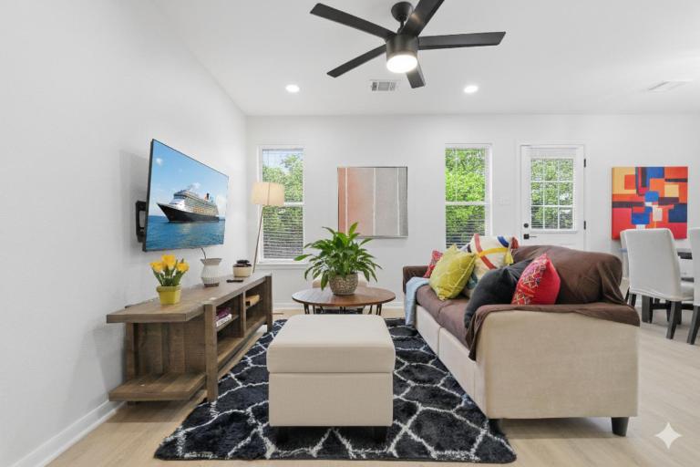 2025 Two-Story 4BR Home King Beds, Ensuite Baths & Big Yard Walk to UT - B&B Austin