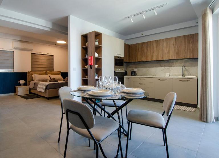 Luxury High-Floor Studio Escape with Balcony - B&B San Julian's