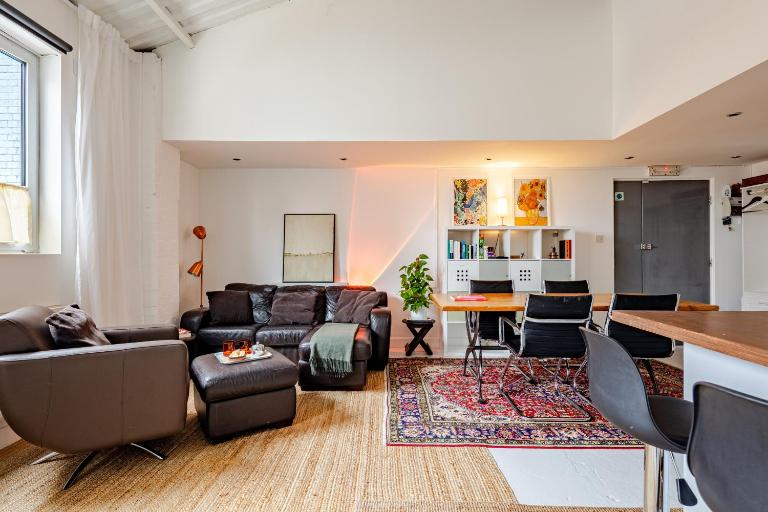 Artist Loft high ceiling, Central location spacious Flat 5 min tube station - Ferienwohnung London