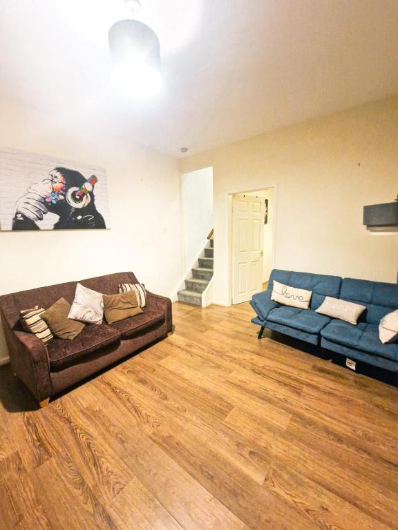 Leyland Town Centre Quiet Hub 2 bedroom 4 beds superfast WIFI free parking close to station and High Street - B&B Leyland
