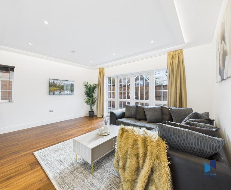 Luxurious 4-Bed Home, Sleeps 12, Free Parking - B&B Londra