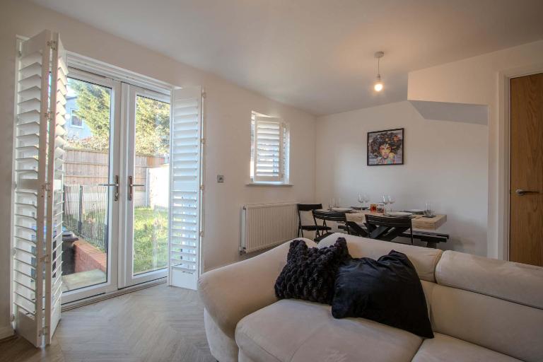 Modern 2-Bed Home in Swinton by MCPI Hosting, Perfect for Families & Contractors - B&B Manchester