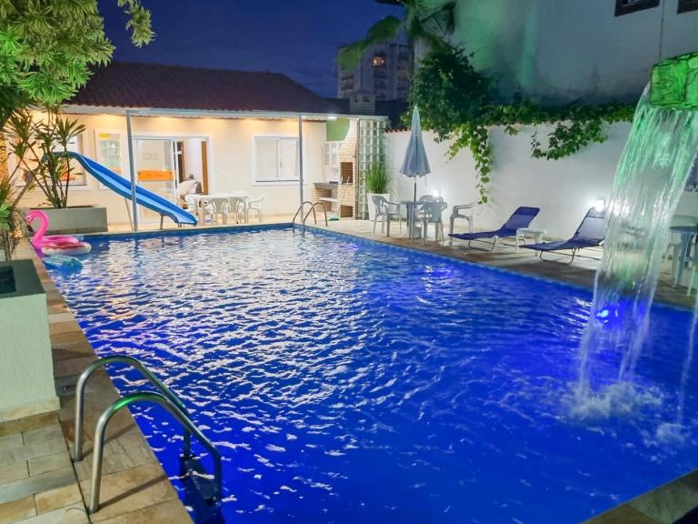 Casa com Piscina Privativa Gigante e Escorregador Pertinho da Praia com Bikes para Passeio - Ferienwohnung Itanhaém