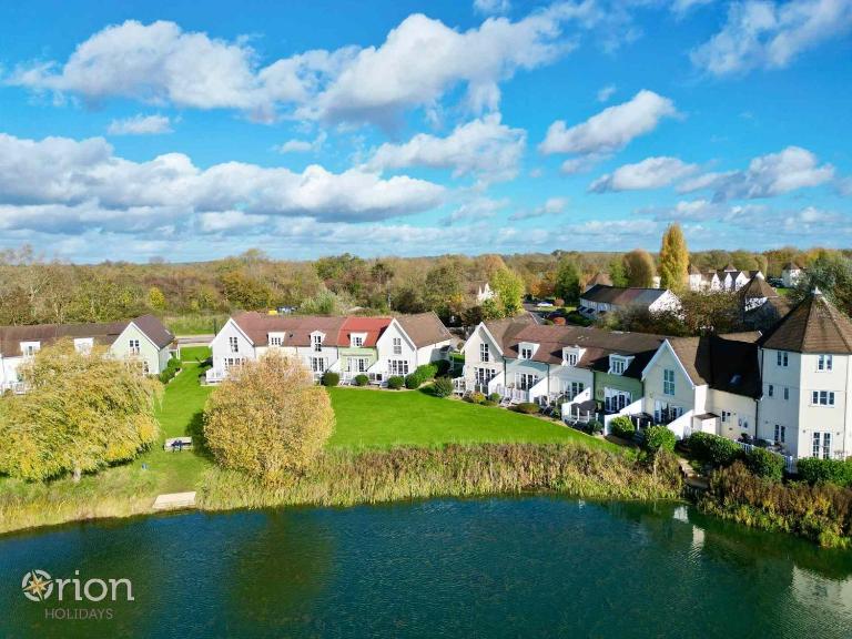 Isis Lakes 55, Lakeside Lodge - P - Bed and Breakfast South Cerney