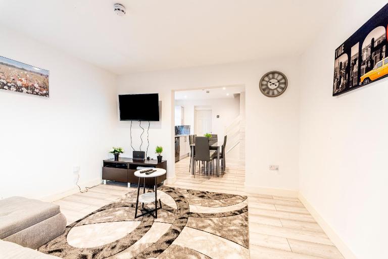 4 Bedroom 4 bathroom Habour place in Crewe by M&R Serviced Home, Perfect for Contractors & Business, FREE Off road Parking- Sleeps 8 - Chambres d'hôtes Crewe