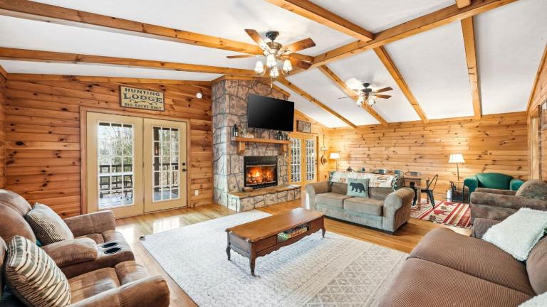 Serene Mountain Cabin Hot Tub 2Fireplace Grill - B&B Sevierville