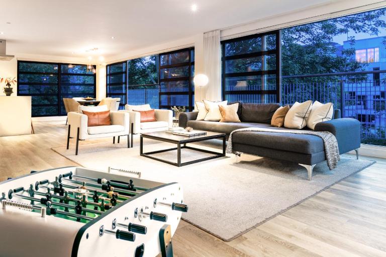 Stunning Modern Glass Wall Penthouse, City Centre - B&B Leicester