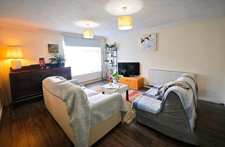 Spacious 3 Bedroom Home Ample Parking Near Shops - Chambres d'hôtes Bridgemary