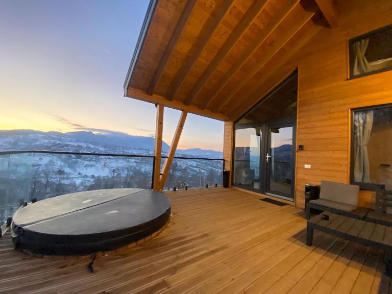 Royal Hill-Prince Chalet- Mountain View and Hot Tub - B&B Sohodol