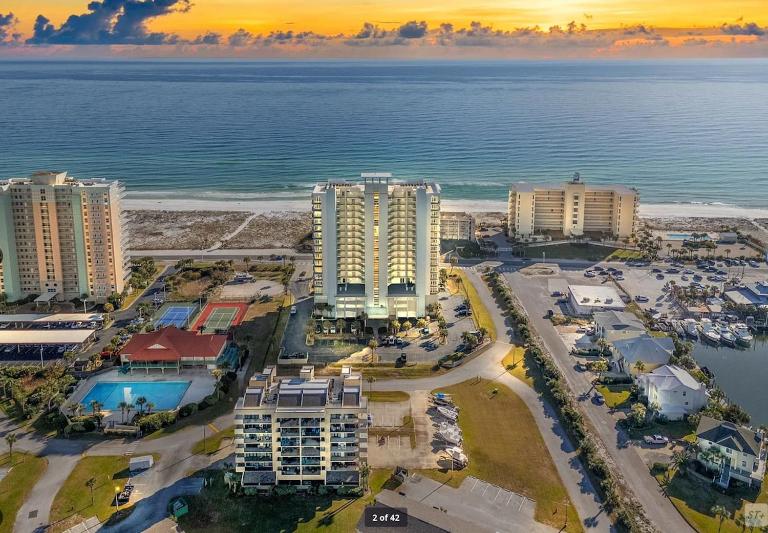 10th Fl Stunning Views of Gulf & Sound, Sleeps 10 - Chambres d'hôtes Villa Sabine