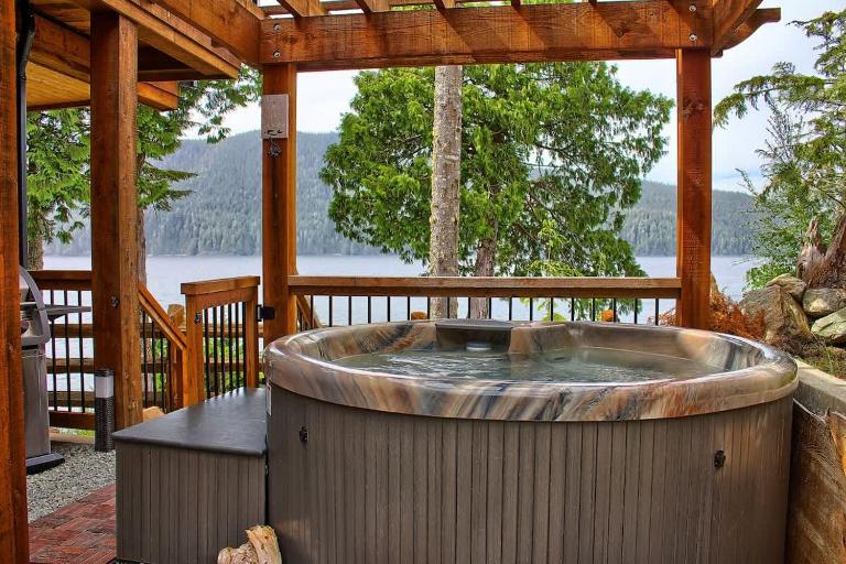 Oceanfront Suite with Hot Tub - No Pets - Sleep 4 - B&B Port Renfrew