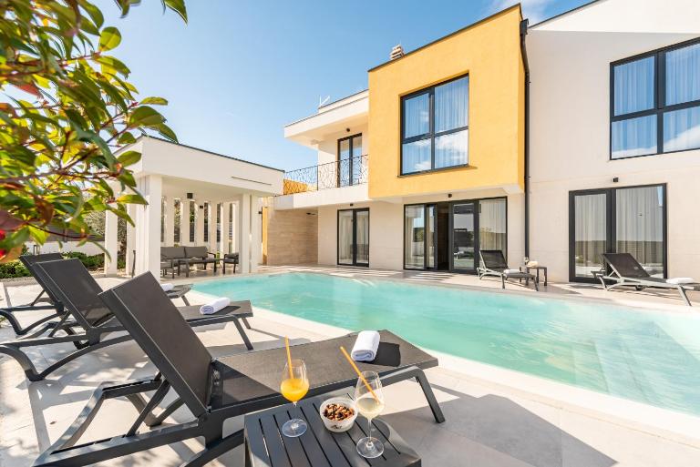 Luxury Villa - FOR GIFT - Ferienwohnung Pridraga