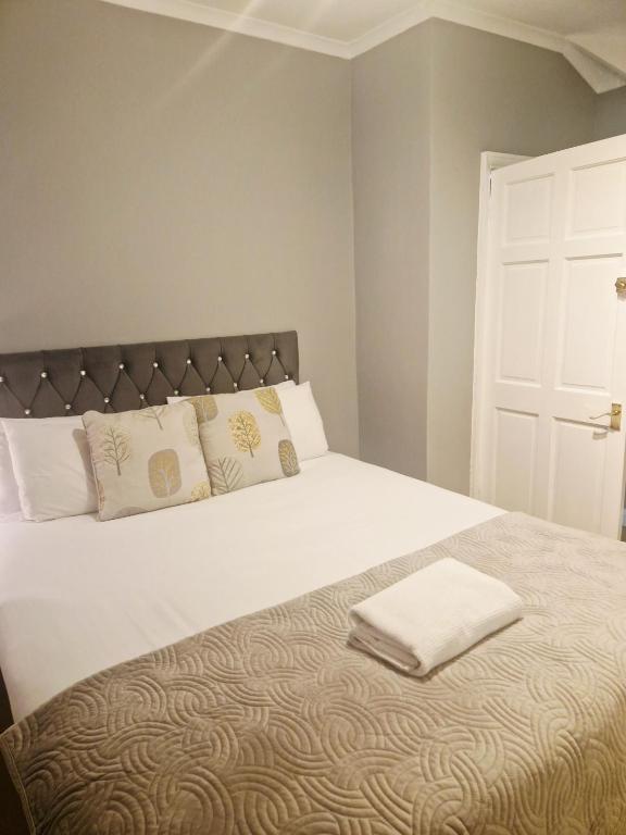 King Edward 3 bed house ideal for contractors - B&B Darlaston