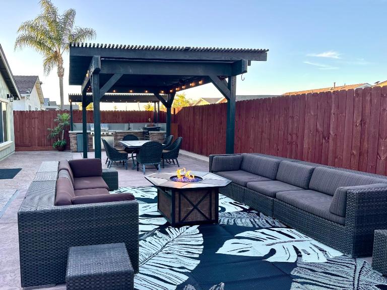 2 Masters, Newly renovated with new furnishings - 4BR 3BA - B&B San Diego