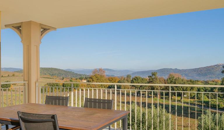 Le Balcon sur les vignes -T3 Standing dernier étage - Terrasse vue vignes & mer - 7 min de la plage - La Croix-Valmer - B&B La Croix-Valmer