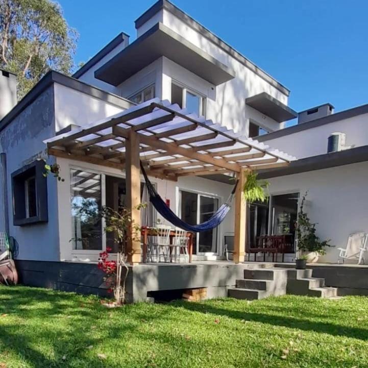 Casa super confortável à 350 m da praia possui 2 suítes com AC e 1 estúdio, Agradável e amplo espaço externo - Ferienwohnung Florianópolis