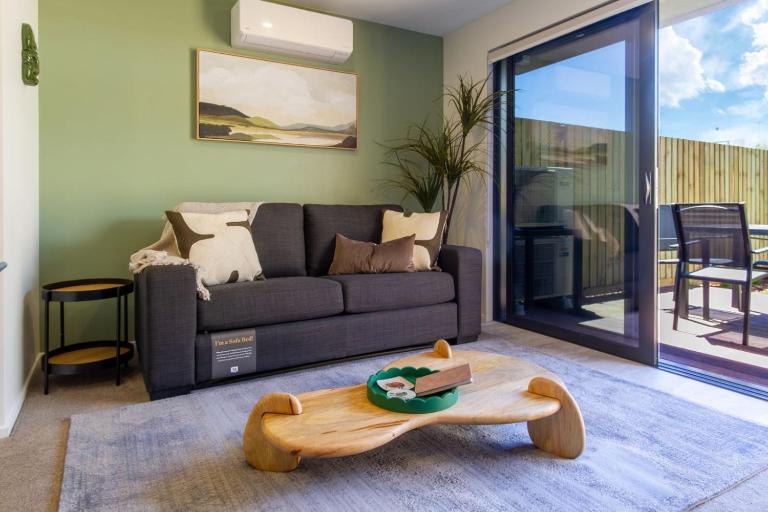 Designer Gated Townhouse, Carpark, Sleeps 6 - B&B Christchurch