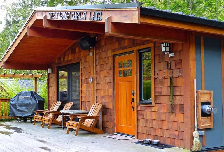 French Girl's Lair - Pet Friendly - Garden View - Bed and Breakfast Port Renfrew