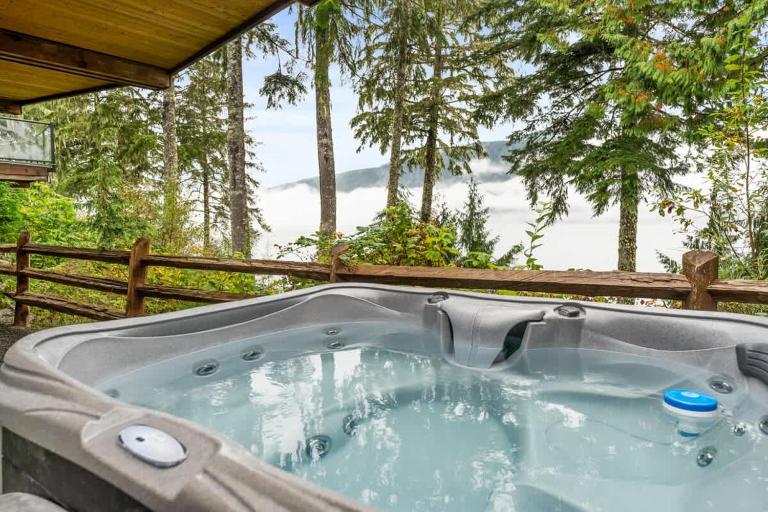 Seaside Haven -Hot Tub with Oceanfront View - B&B Port Renfrew