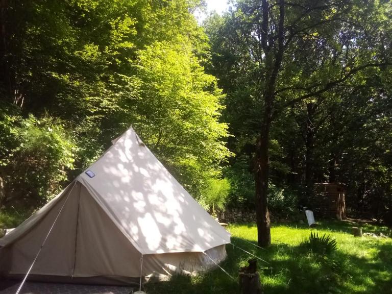 Tente Tipi en plein cœur d'une forêt - B&B Burzet