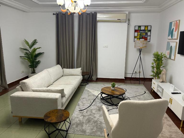 Luxury Apartment in Ominisport, Yaoundé - Fast Wi-Fi - Secure - Long & Short Stays - Ferienwohnung Yaoundé