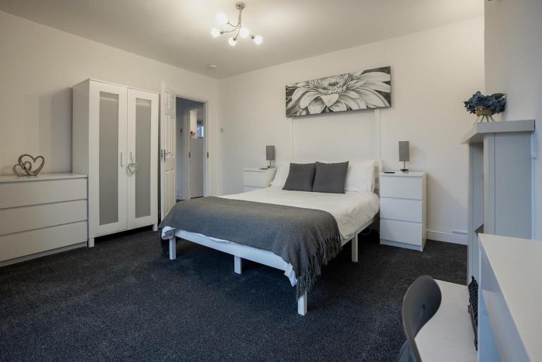 Hereford - Raven House - 4 Bedroom House Located West Of City, Sleeps 7 - Perfect For Contractors Or a Base For Exploring - Hosted By RENTMYHOUSE - Bed and Breakfast Hereford