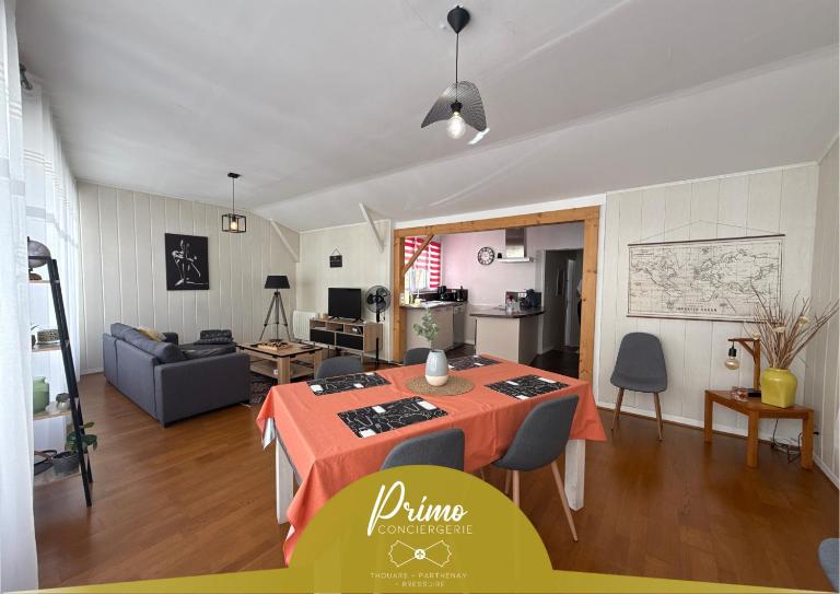 Relais des Arts, très spacieux et lumineux centre ville thouars - B&B Thouars