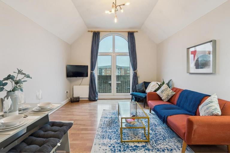 2-Bed Flat - Balcony - Parking - Walk to Castle - By Tempstay - B&B Windsor