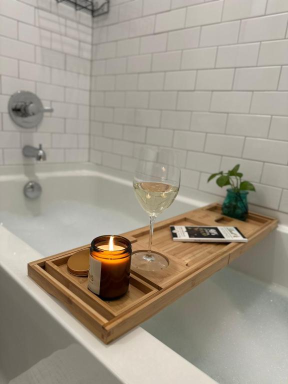 Modern apt in Cincy stadiums and with river views - Bed and Breakfast Cincinnati