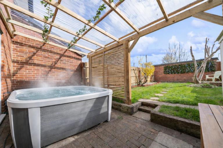 3BR Home with Hot Tub and Garden - Ferienwohnung Totton