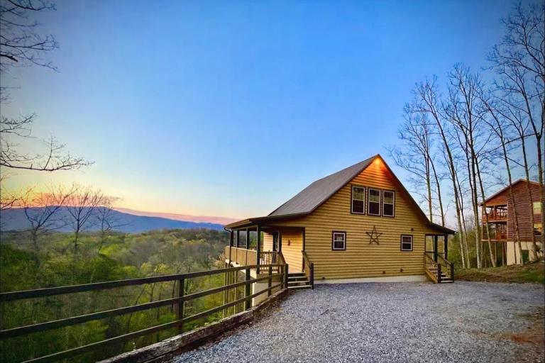Epic Mtn Views - Hot Tub - Game Room - 2 Decks - Swimming Pool - Chambres d'hôtes Sevierville