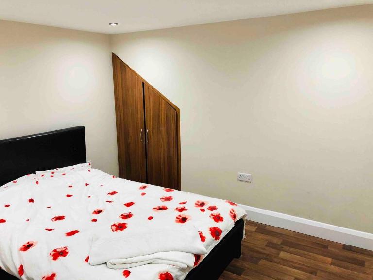 Small 3 Bed Flat near Heathrow - Chambres d'hôtes Staines