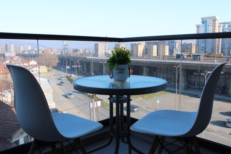 Cozy Central Skopje Apartment with Free Parking - Chambres d'hôtes Skopje