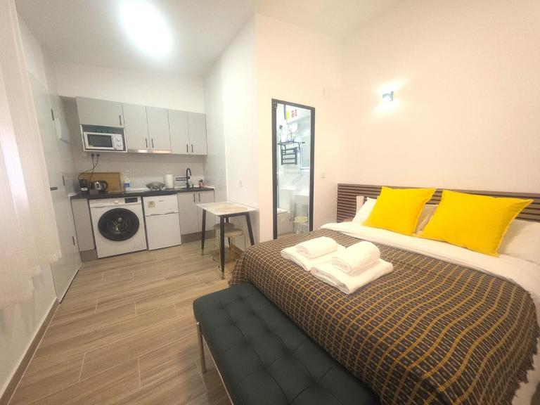 102 Modern Studio in Villaverde Alto AC WIFI 15 MIN Center Madrid - B&B Madrid