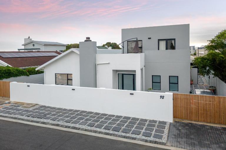 5 Bedroom Family Home with Private Apartment - Chambres d'hôtes Hermanus