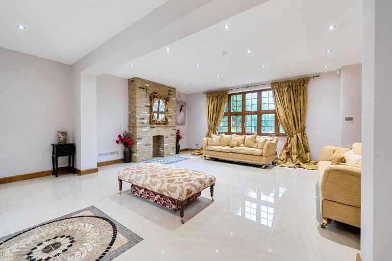 Kingswood 6 Bed Mansion, Tennis Court and Cinema - B&B Tadworth