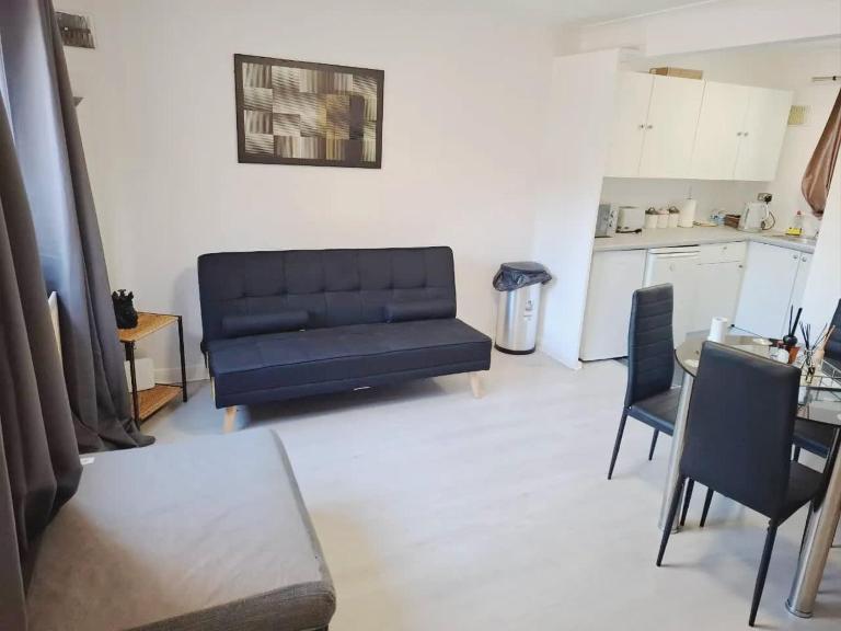 2 Bedroom Flat near Heathrow airport - Bed and Breakfast Yiewsley