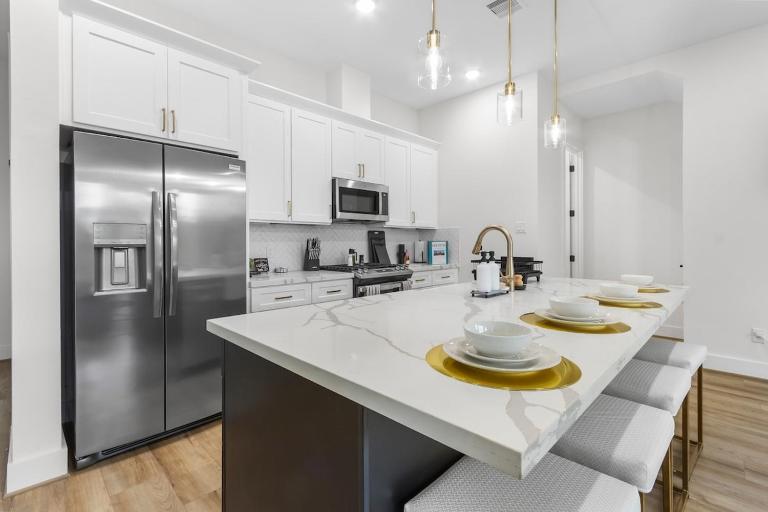 Modern 3 Bedroom 3 Bath Home Near Downtown Houston With Garage - B&B Houston