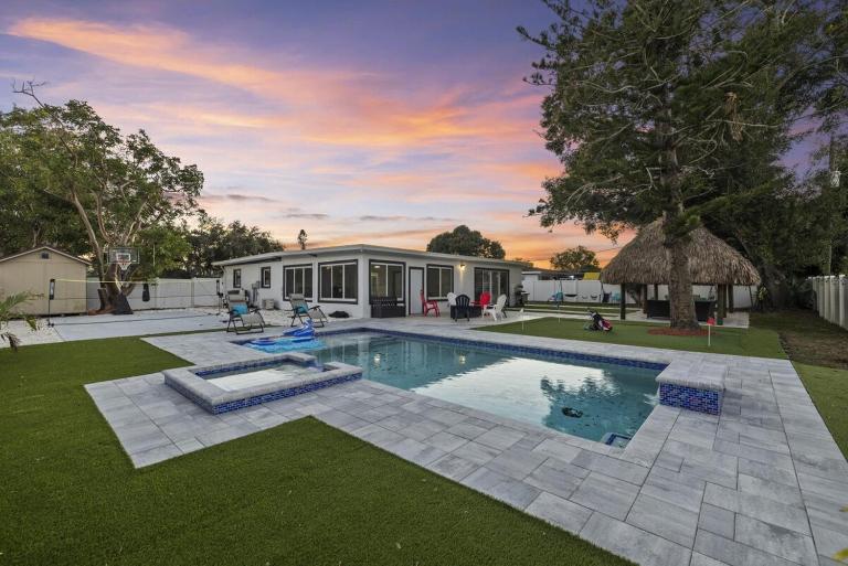 The AMI Estate Pool Pickleball Mini-Golf & Jacuzzi - B&B Bradenton