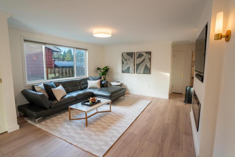 Modern 3BR - Rare AC in Seattle - Family-Friendly - B&B Seattle
