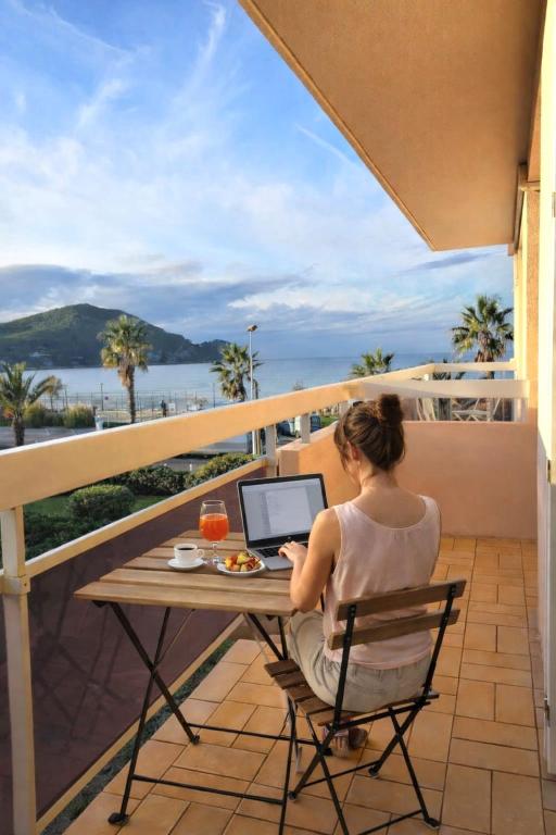 La Cigale Bleue - Super vue mer avec balcon, climatisé, à 1min à pied de la mer et parking privé - By AURAconciergerie - Bed and Breakfast Les Lecques