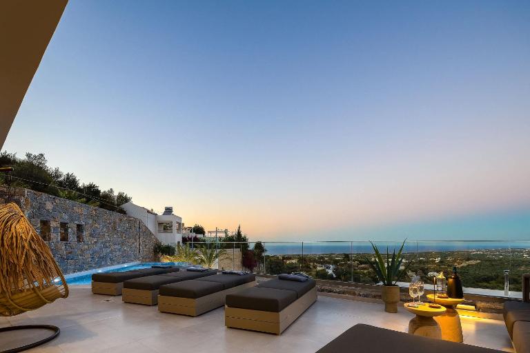 Villa ANDRIOTIS "Brand-New Luxury Villa Infinity Pool & Sea View 15 min to Rethymno" - Ferienwohnung Agía Triáda